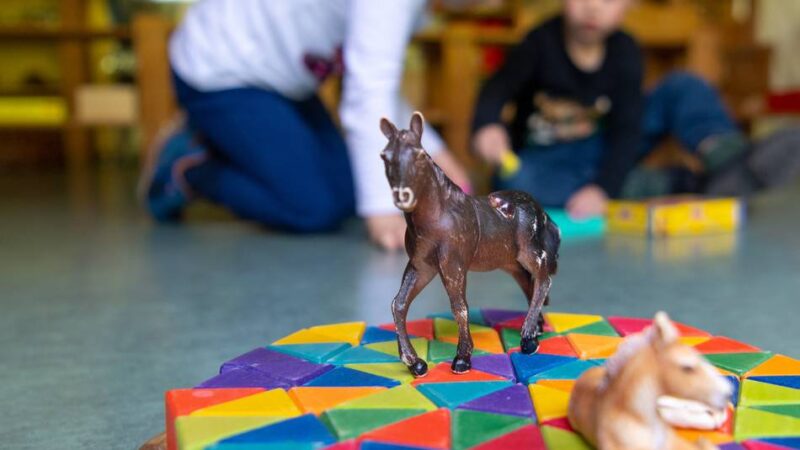 Tipps von Neusser Pädagogin: Schlagen, kratzen, beißen in der Kita – wie sollten Eltern reagieren?