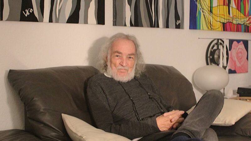 Neusser Künstlers Karl. B. Loeffen: Farbenfrohe Gemälde und Skulpturen aus Treibholz