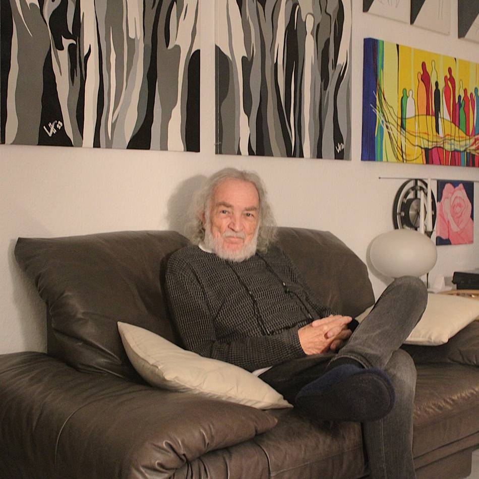 Neusser Künstlers Karl. B. Loeffen: Farbenfrohe Gemälde und Skulpturen aus Treibholz