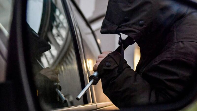Polizei sucht Zeugen: Diebe stehlen Werkzeug aus Firmenwagen