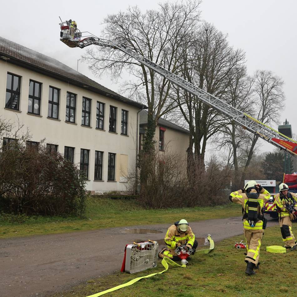 Großer Einsatz der Feuerwehr: Brand in der Grundschule St. Martin – Kinder in Sicherheit