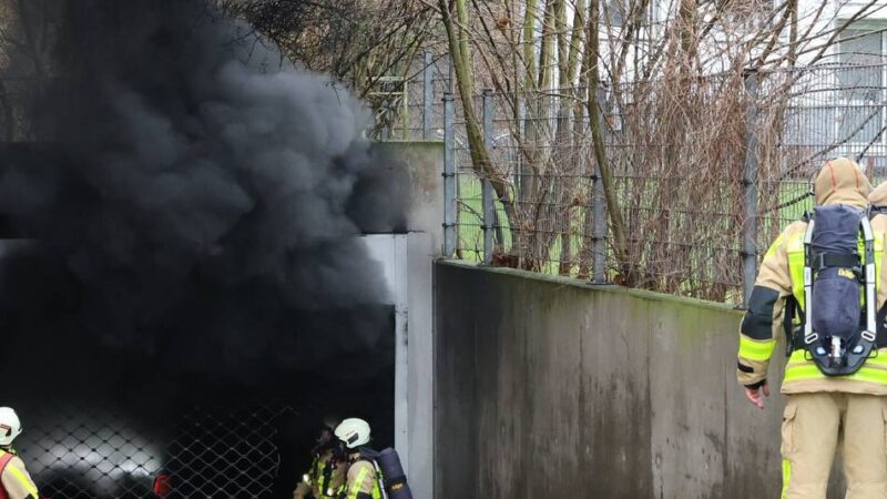 Zwei Autos ausgebrannt, mehrere beschädigt: Tiefgaragenbrand in Neuenhausen – Feuerwehr stundenlang im Einsatz