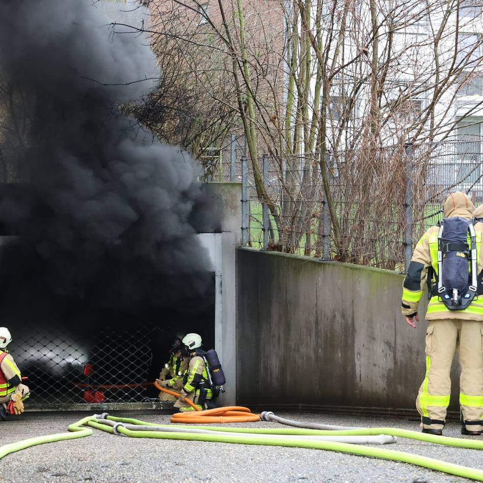 Zwei Autos ausgebrannt, mehrere beschädigt: Tiefgaragenbrand in Neuenhausen – Feuerwehr stundenlang im Einsatz