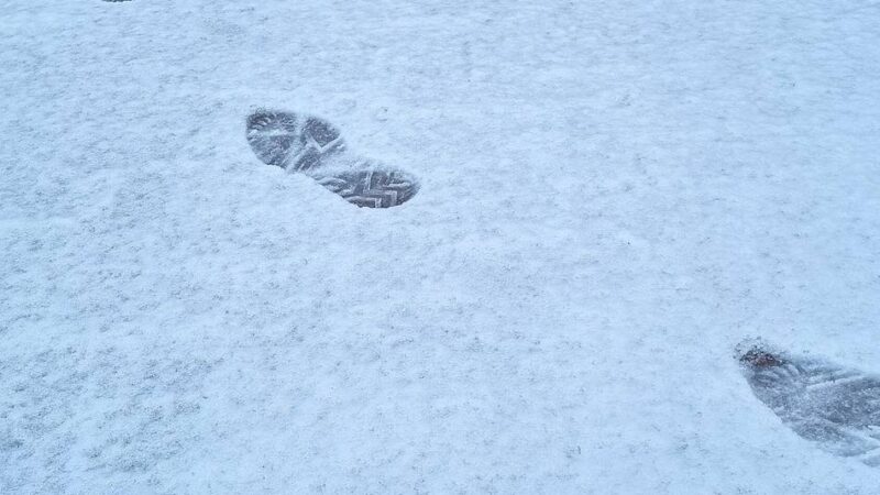 Polizei Duisburg schnappt drei Täter: Fußspuren im Schnee entlarven Autoaufbrecher
