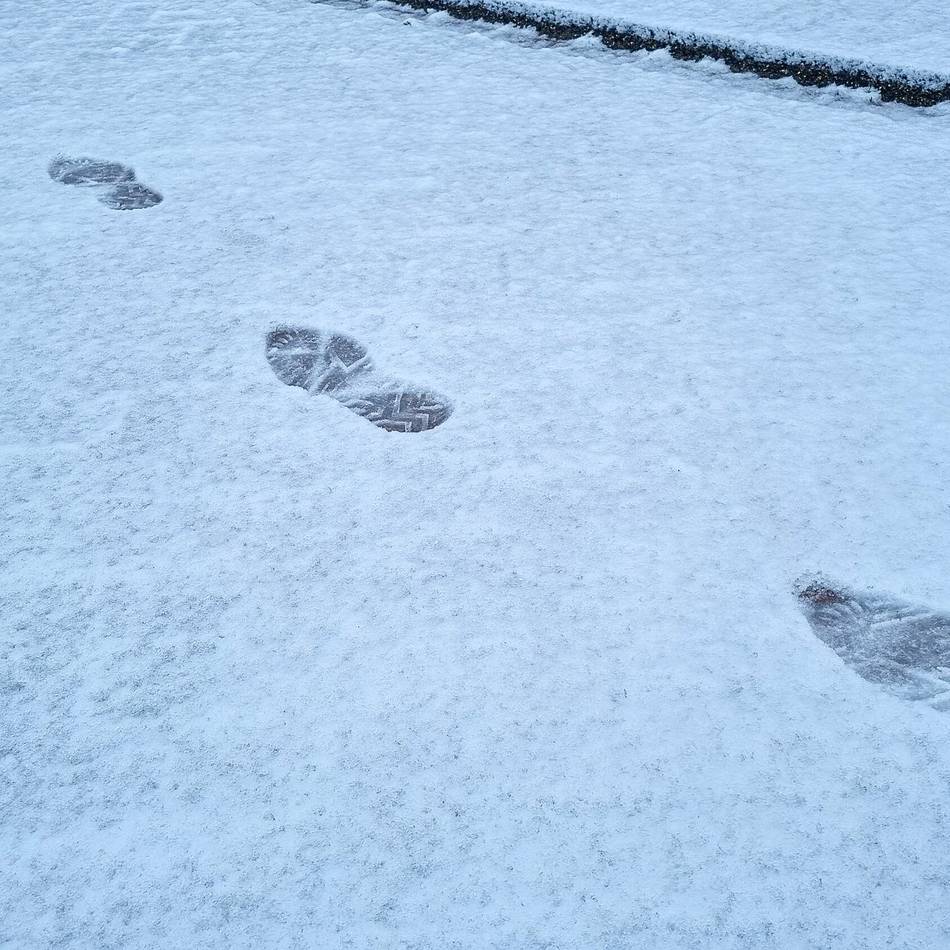 Polizei Duisburg schnappt drei Täter: Fußspuren im Schnee entlarven Autoaufbrecher