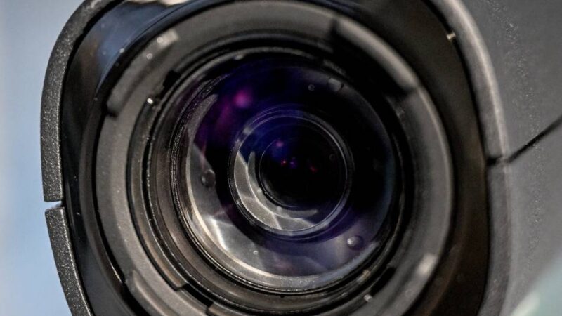 Geld mit Debitkarten abgehoben: Wer kennt diese Frauen? Polizei ermittelt wegen gestohlenem Portemonnaie