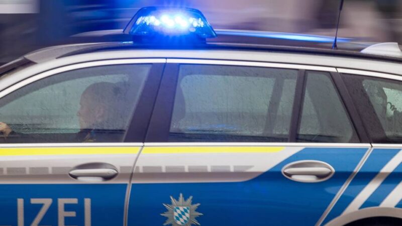 Flucht vor Polizei: Jugendliche verursachen Unfall mit Mietwagen