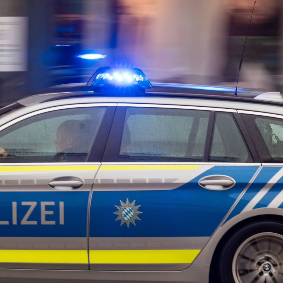 Unfall in Duisburg: 14-Jähriger knallt mitten in der Nacht mit Auto in ein Verkehrsschild