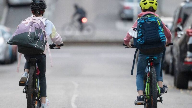 Unfall in Duisburg: 14-Jährige wird auf Schulweg angefahren – Autofahrerin fährt weiter