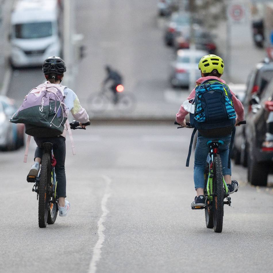Unfall in Duisburg: 14-Jährige wird auf Schulweg angefahren – Autofahrerin fährt weiter