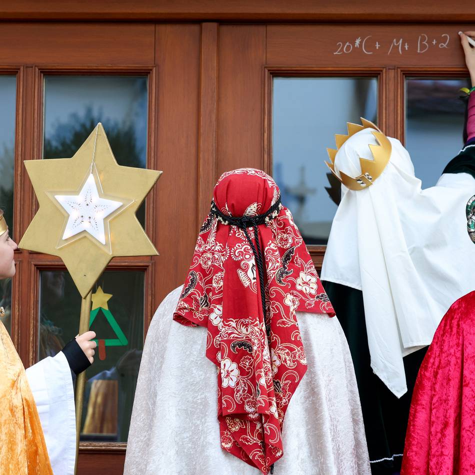 Aktion in Leverkusen: Leverkusener Sternsinger sammeln sechsstellige Summe für Kinder in Not