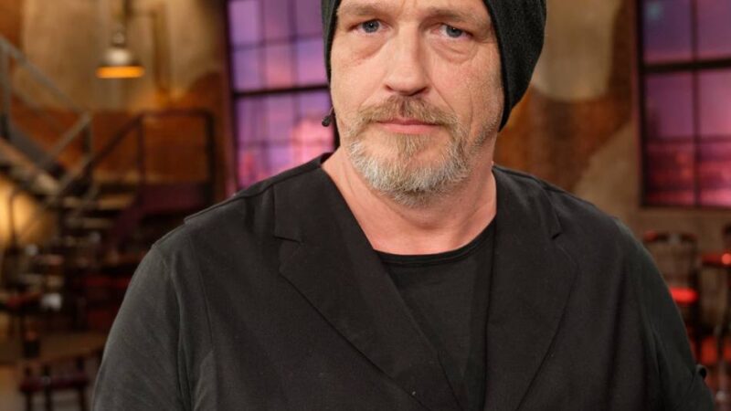 Alle Termine bis Ende März betroffen: Kabarettist Torsten Sträter sagt zwei Shows in Düsseldorf ab