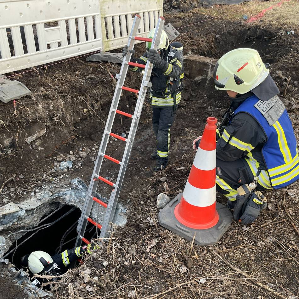 Einsatz in Dinslaken: Feuerwehr erkundet alten Bunker unter Atemschutz