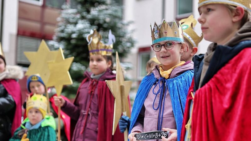 Aktion am Hildener Rathaus: Sternsinger überbringen ihren Segen