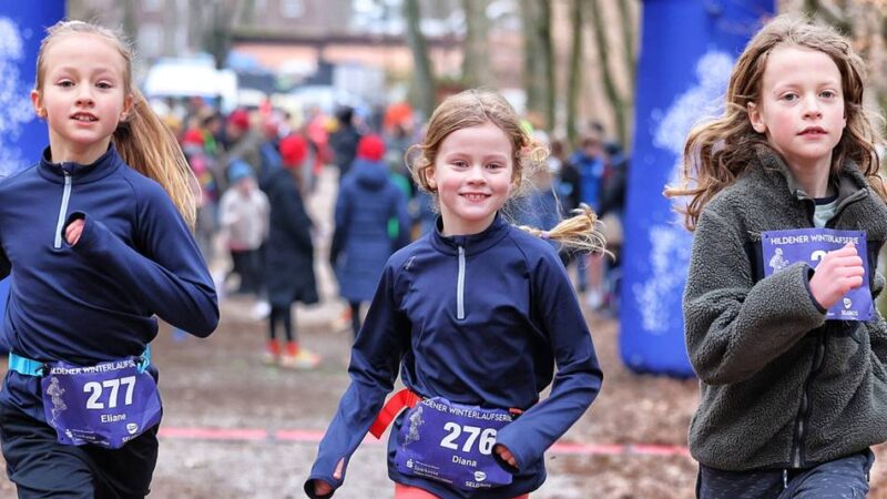 14. Hildener Winterlaufserie: Sportliche Zwillinge trotzen beim Bambini-Lauf der Eiseskälte