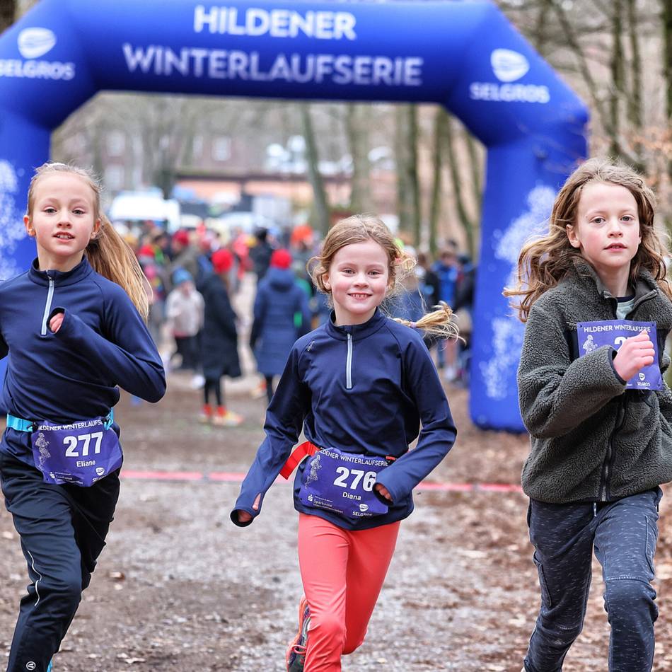 14. Hildener Winterlaufserie: Sportliche Zwillinge trotzen beim Bambini-Lauf der Eiseskälte
