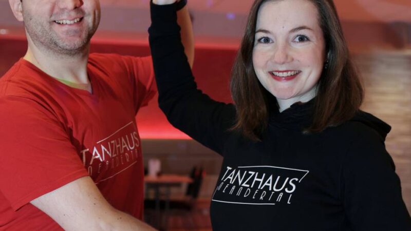 Tanzhaus Neandertal feiert zweijähriges Bestehen: Schnuppermonat auf dem Weg zu Foxtrott und Walzer