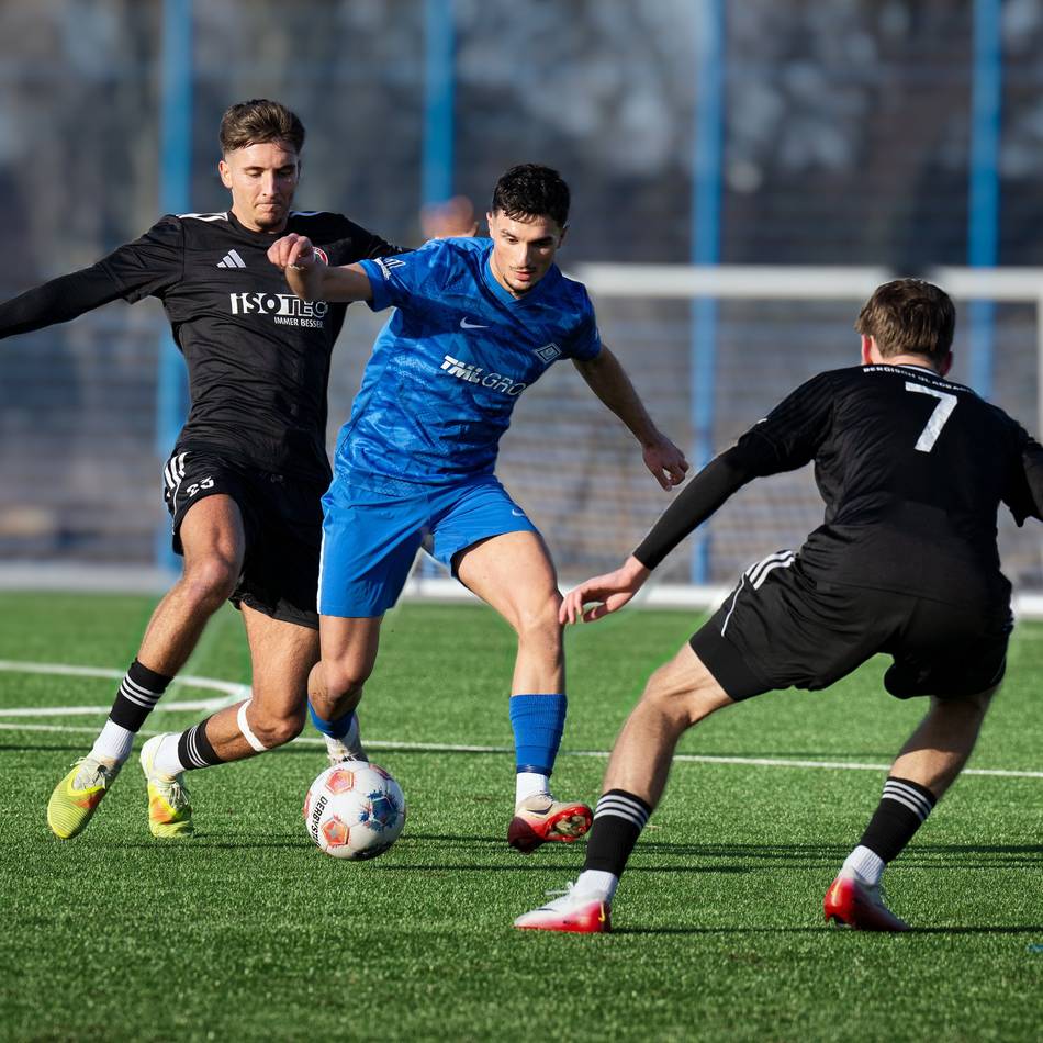 Testpiel in Baumberg: Die Sportfreunde zahlen spätes Lehrgeld