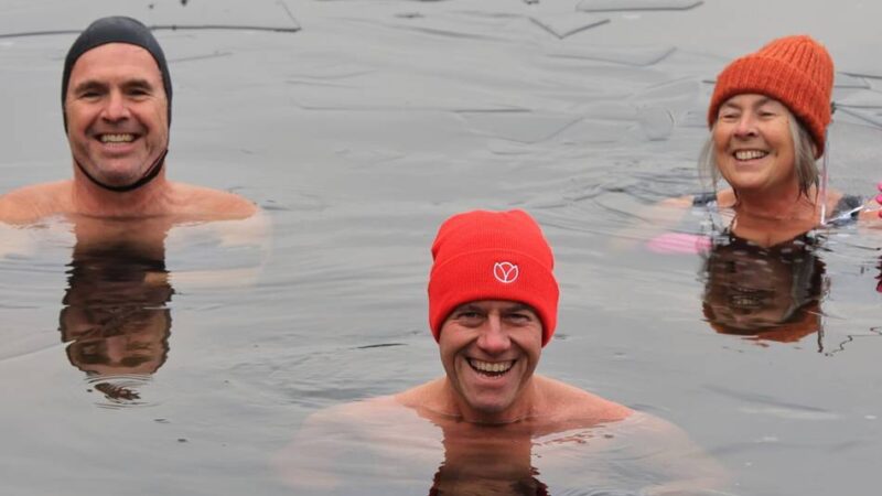 SV Neptun: Unverzagte hüpfen zum Eisbaden in Fischelner See