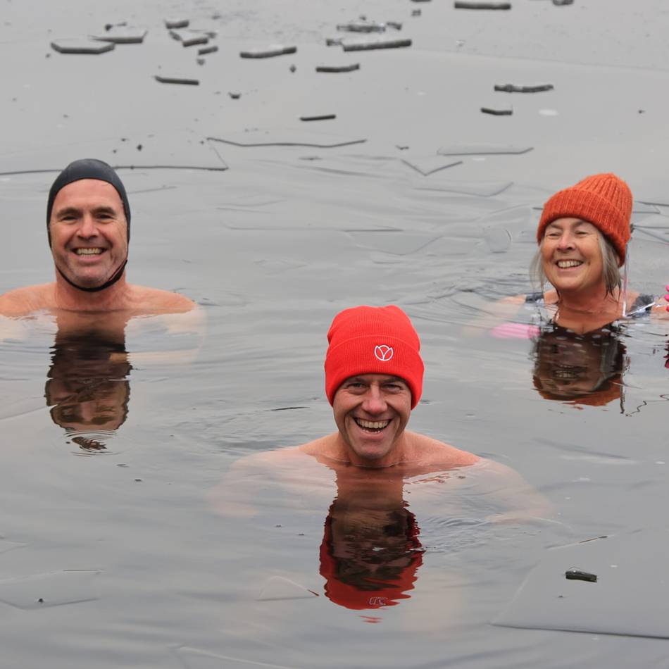 SV Neptun: Unverzagte hüpfen zum Eisbaden in Fischelner See