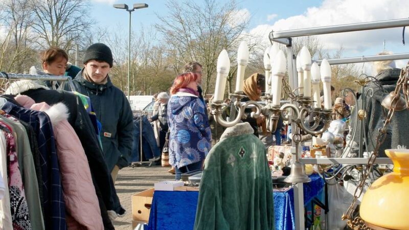 Erster Markt am neuen Standort: Trödelmarkt zieht von Haus Meer nach Strümp um