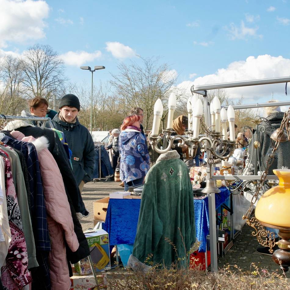 Erster Markt am neuen Standort: Trödelmarkt zieht von Haus Meer nach Strümp um
