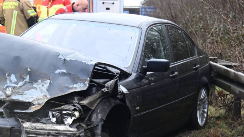 Unfall auf Autobahn: Trümmerteile auf der Fahrbahn – A57 voll gesperrt