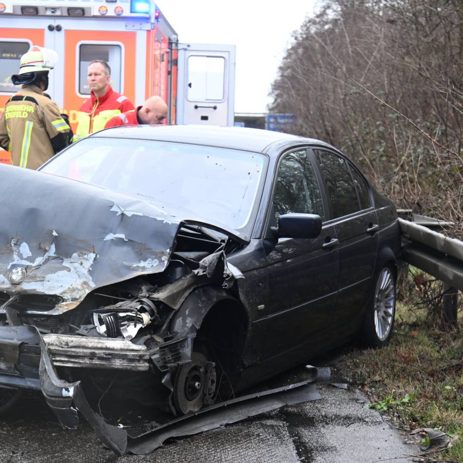 Unfall auf Autobahn: Trümmerteile auf der Fahrbahn – A57 voll gesperrt