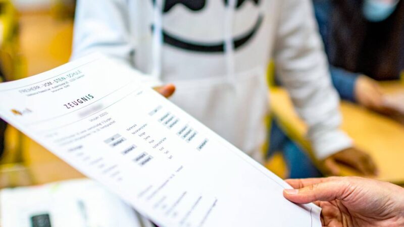 Zeugnisvergabe naht: Kreis Kleve bietet wieder „Nummer gegen Zeugniskummer“