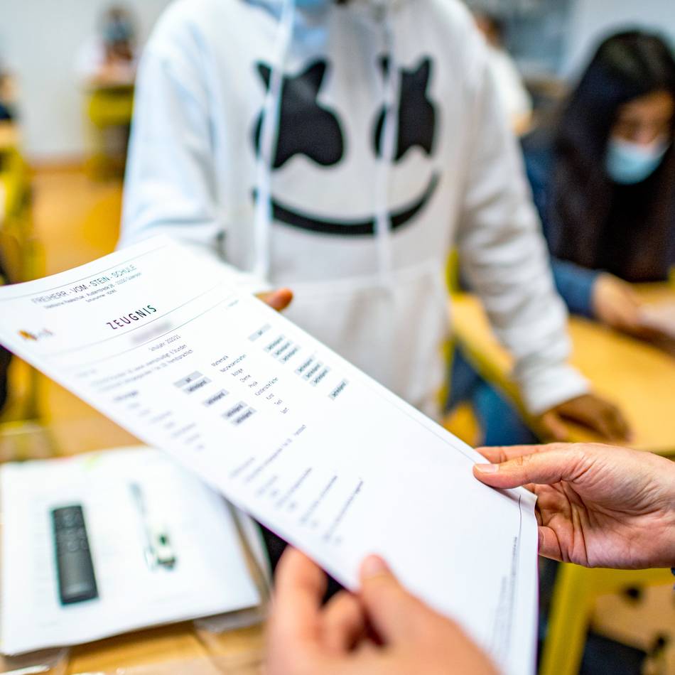 Zeugnisvergabe naht: Kreis Kleve bietet wieder „Nummer gegen Zeugniskummer“