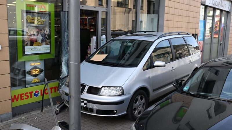 Verkehrsunfall in Krefeld-Uerdingen: Auto fährt an Kurfürstenstraße in Hauswand
