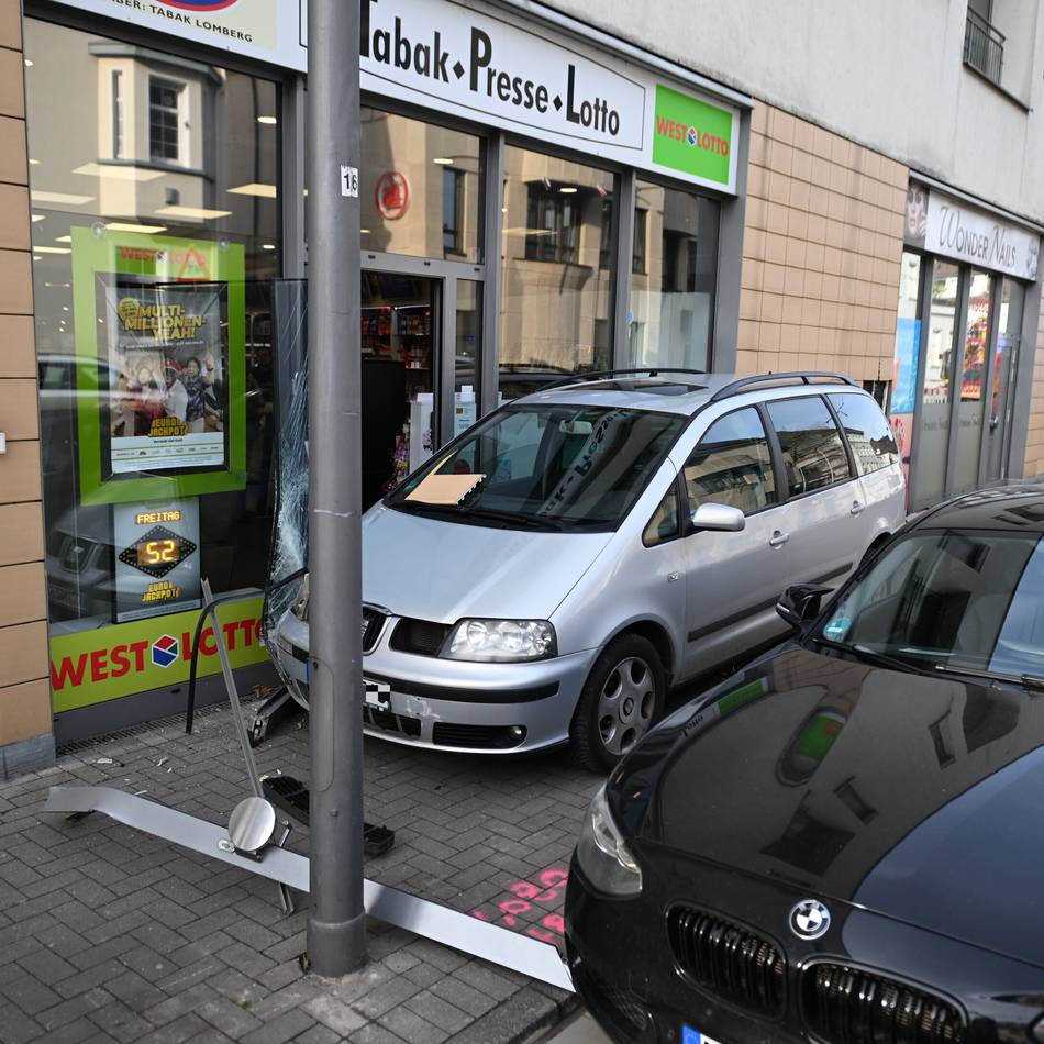 Verkehrsunfall in Krefeld-Uerdingen: Auto fährt an Kurfürstenstraße in Hauswand