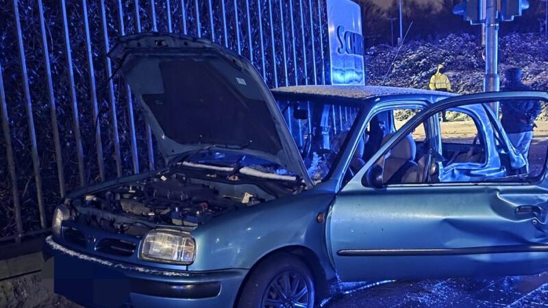 Feuerwehr musste Personen befreien: Pkw prallt mit Kleintransporter zusammen – 20-Jähriger schwer verletzt