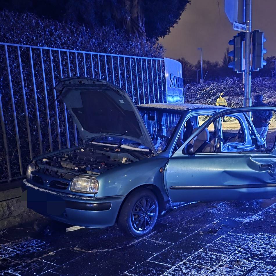 Feuerwehr musste Personen befreien: Pkw prallt mit Kleintransporter zusammen – 20-Jähriger schwer verletzt