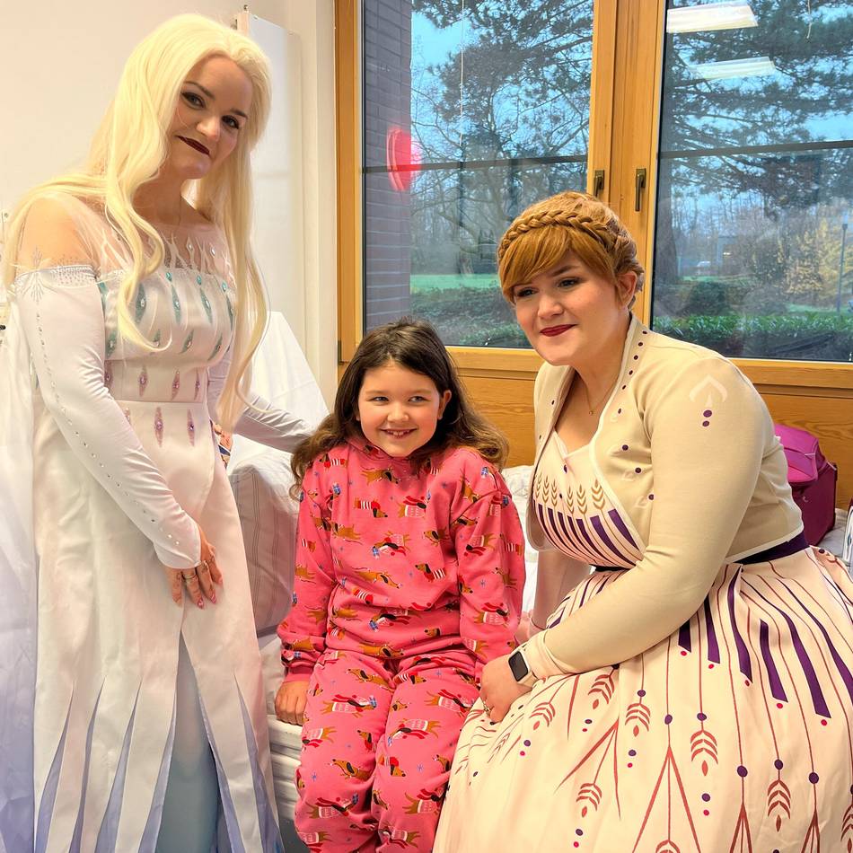 Zwei Schwestern haben eine tolle Idee: Prinzessinnen Elsa und Anna besuchen Kinder im Krankenhaus