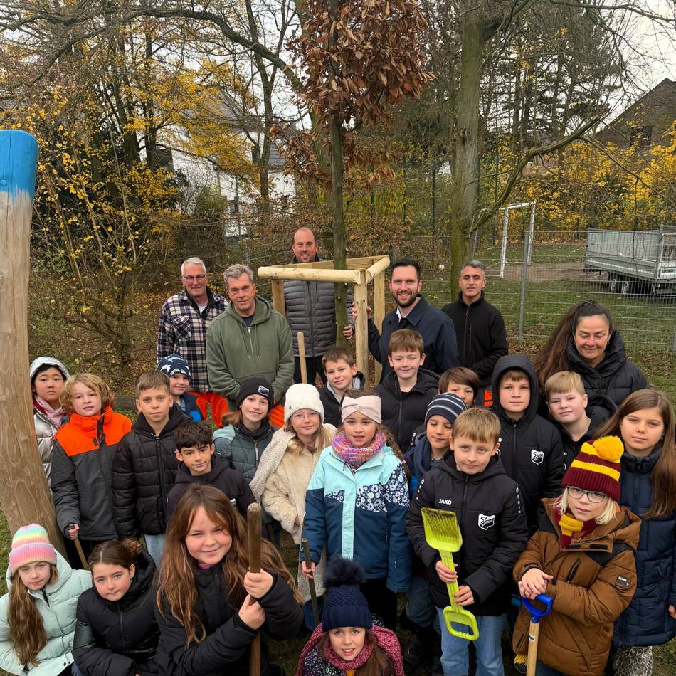 Mit Bürgermeister Philipp Richter: Grundschüler pflanzen einen Baum auf dem Budberger Schulhof