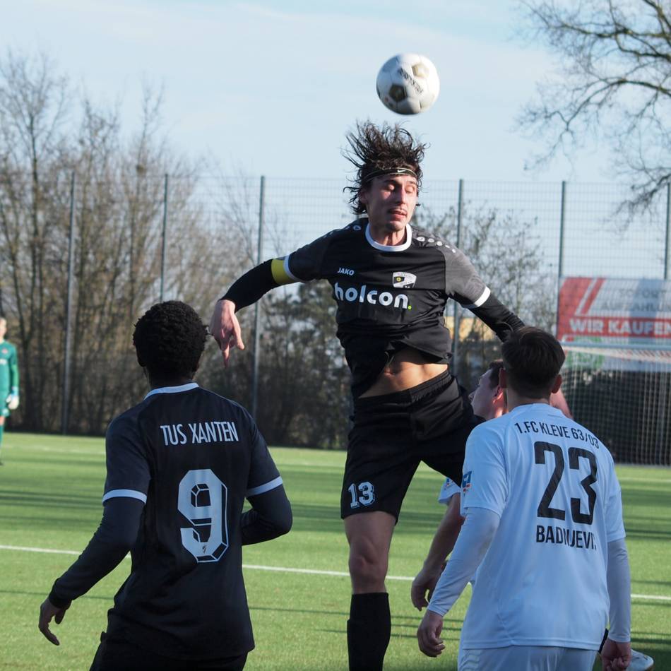 Fußball-Testspiel in Kleve: Xantens Kapitän verletzt sich am Sprunggelenk