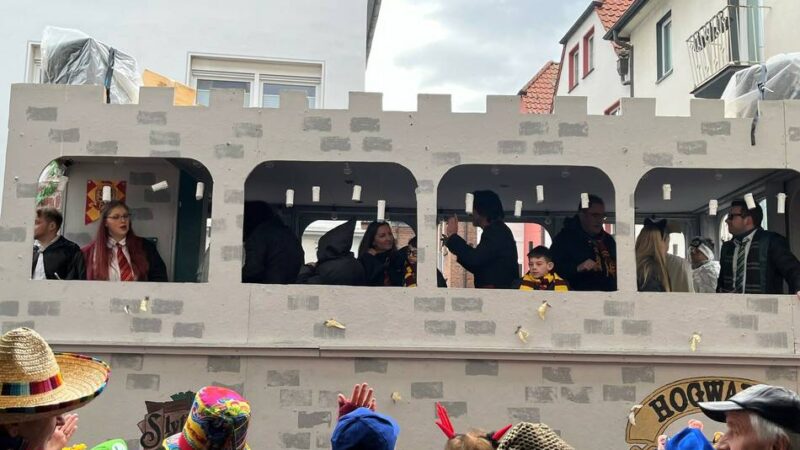 Vor Karnevalszügen in Xanten und Alpen: So laufen die Tüv-Kontrollen der Motivwagen ab