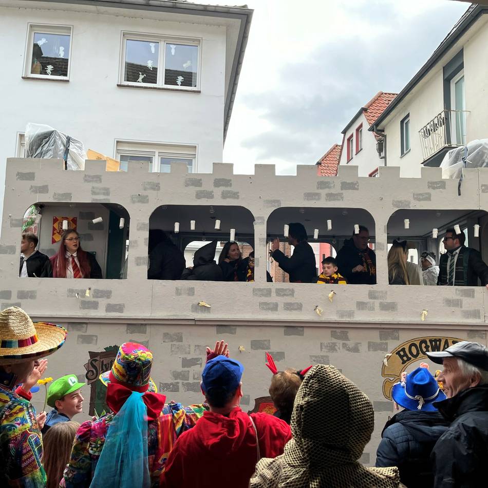 Vor Karnevalszügen in Xanten und Alpen: So laufen die Tüv-Kontrollen der Motivwagen ab