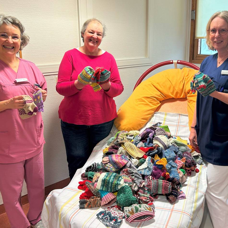 Am St.-Clemens-Hospital: Mützen und Söckchen für Neugeborene in Geldern