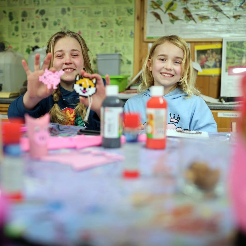 Sechs Kinder aus Mettmann trotzen dem Winter: Handgemachte Glücksbringer von den Stadtwaldkids