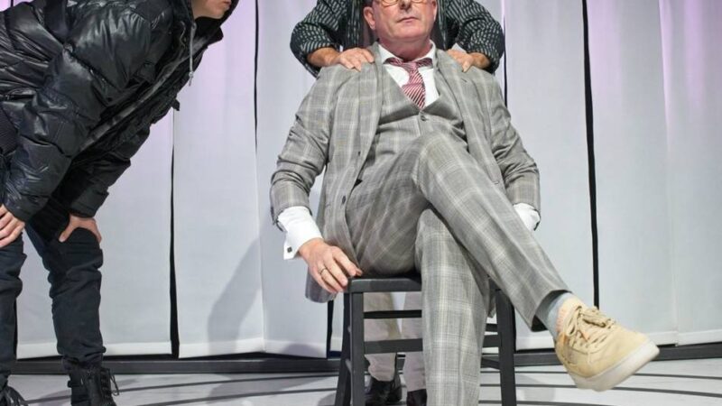 Theater in Duisburg: „Achtsam morden“ – erstklassige Kriminal-Komödie mit Martin Lindow