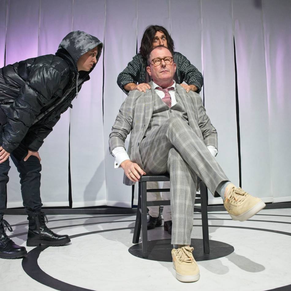 Theater in Duisburg: „Achtsam morden“ – erstklassige Kriminal-Komödie mit Martin Lindow