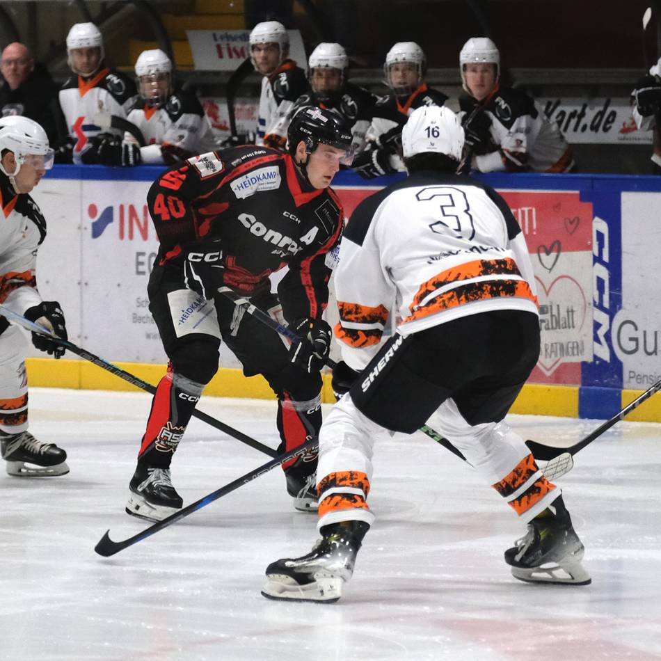 Heimsieg über Dinslaken: Karnevalsshirts und Sieg: Ice Aliens festigen Platz zwei