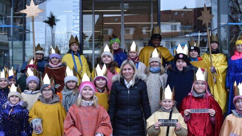 Monheim: Sternsinger segnen Haupteingang des Rathauses