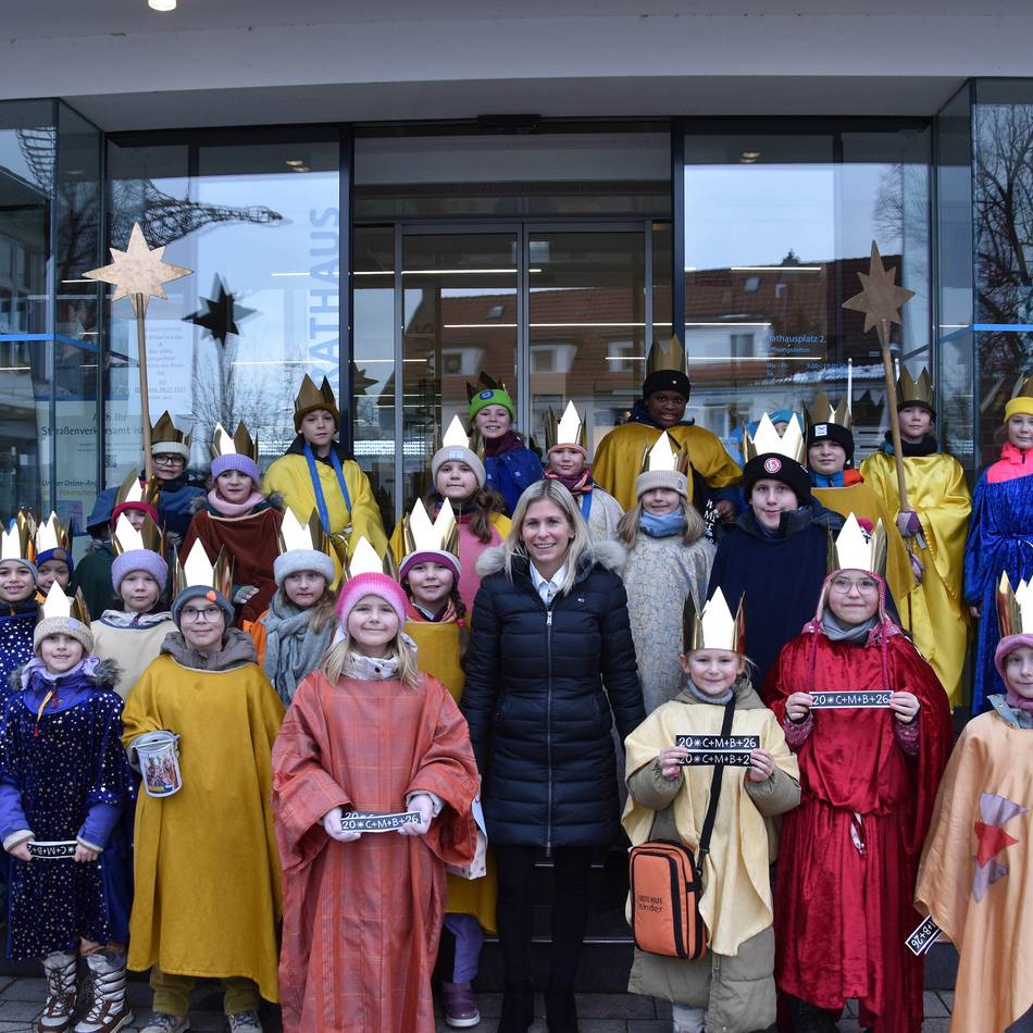 Monheim: Sternsinger segnen Haupteingang des Rathauses
