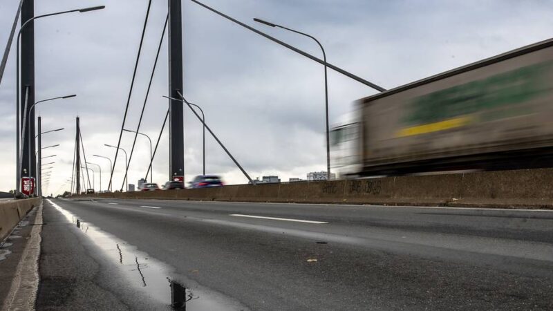 Marode Brücke in Düsseldorf: Viel Kritik an Rheinbahn wegen Theodor-Heuss-Brücke – „Da bin ich zu Fuß schneller“