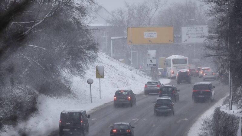 Glatteis droht in Düsseldorf: Temperaturen fallen auf bis zu minus elf Grad – viele Unfälle nach Schneefall