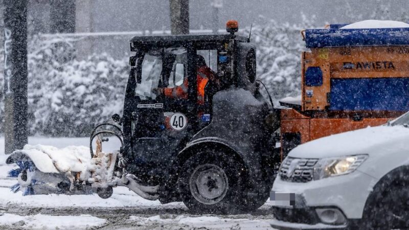 Wintereinbruch am Mittwoch: Viele Unfälle nach Schneetreiben in Düsseldorf – Awista im Großeinsatz