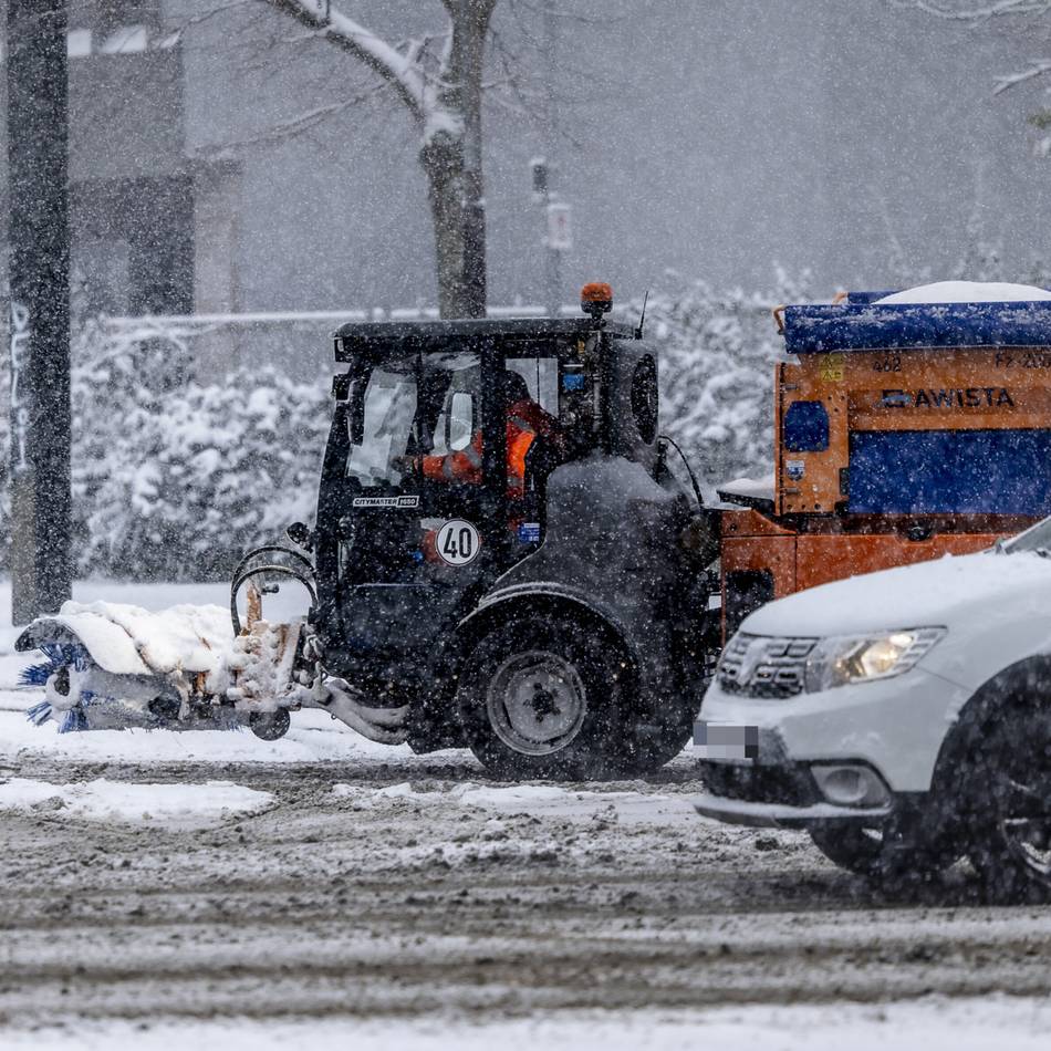 Wintereinbruch am Mittwoch: Viele Unfälle nach Schneetreiben in Düsseldorf – Awista im Großeinsatz